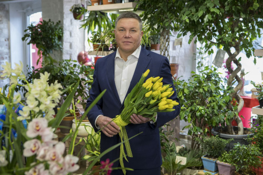 Губернатор области Олег Кувшинников поздравляет вологжанок с 8 Марта